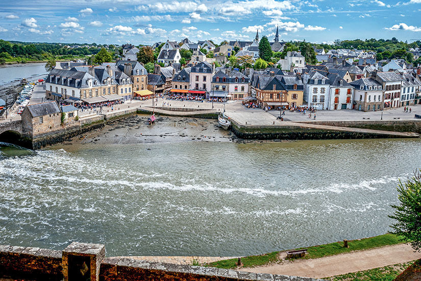 Die Stadt Lorient von einem Ufer entlang des Flusses aus betrachtet. Lorient Frankreich Willkommen