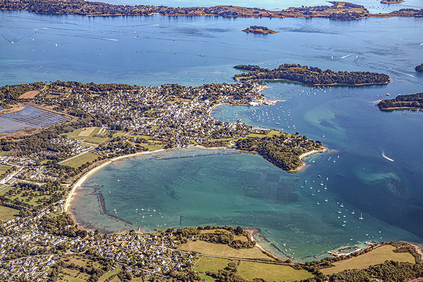 Lorient und Nachbarstädte an der Atlantikküste sind aus der Vogelperspektive zu sehen. Lorient Frankreich Wetter