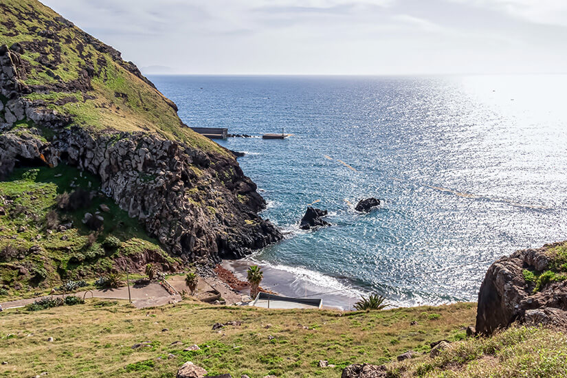 Kleine Bucht mit natürlichen, vulkanischen Sand, die in den offenen Atlantik führt. Schöne Felsformation Machico Portugal Prainha do Canical