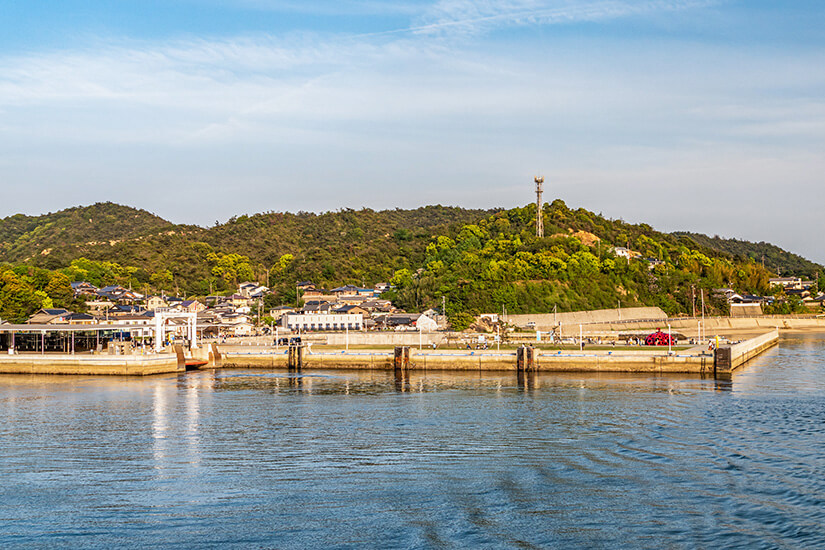 Eine Anlegerstelle der Insel Naoshima ist vom Wasser aus zu sehen. Naoshima Japan Willkommen