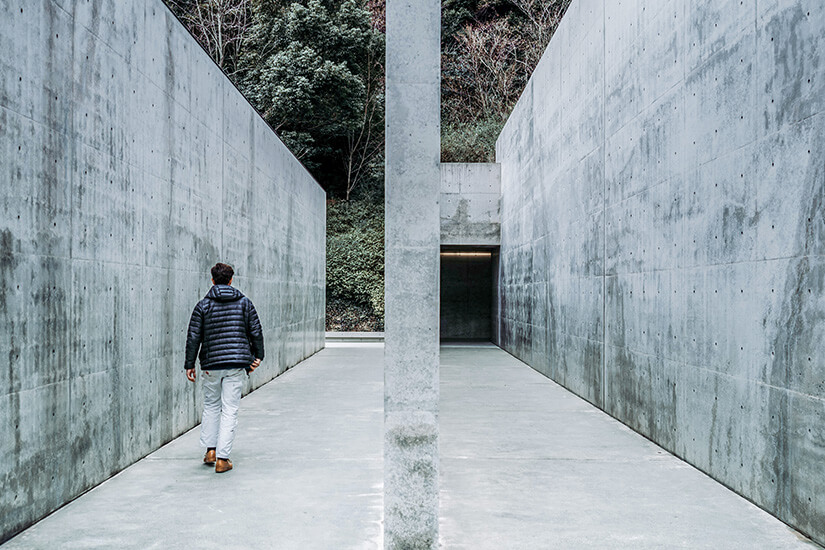 Ein Mann wandert durch die äußere Anlage des Chichu Art Museums. Naoshima Japan Museum