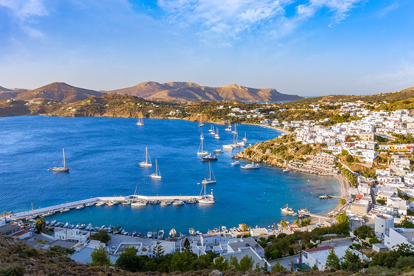 Der Hafen von Leros mit Booten direkt an der Stadt mit Blick auf die Insellandschaft und die Ägäis Leros Griechenland Hafenstadt