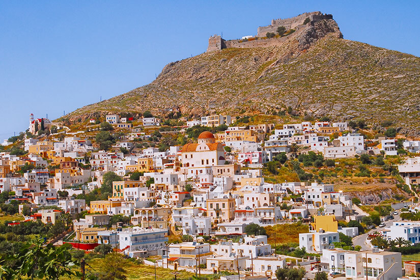 Die Hauptstadt von Leros Agia Marina ist lebhaft mit weißen Häusern mit bunten Fensterläden. Über ihr thront Leros Griechenland Agia-Marina