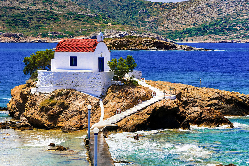 Agios Isidoros auf Leros ist umgeben von Meer. Die meistfotografierte Kirche in Griechenland. Leros Griechenland Agios Isidoros