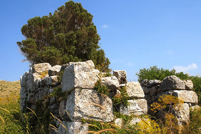 Ruinen des Tempel von Artemis mitten in der Natur auf Leros. Leros Griechenland Tempel von Artemis