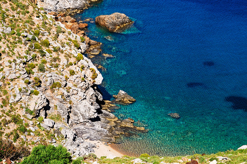 Steinerne Strandbucht auf der Insel Leros. Türkisblaues Meer umgeben von Felsen. Leros Griechenland Strandbucht