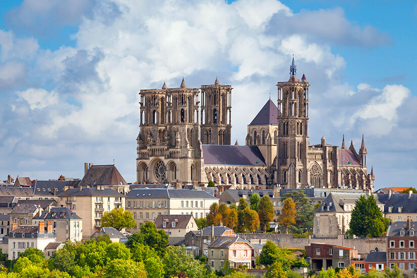 Die Kathedrale von Laon thront über Häusern und Bäumen. Picardie Frankreich Laon