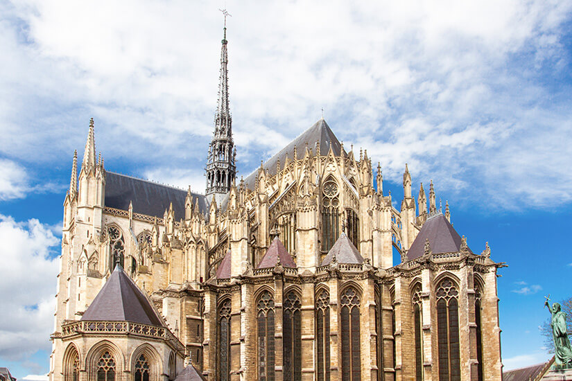 Die Kathedrale von Amiens im Gotik-Stil ragt in den blauen Himmel auf. Picardie Frankreich Amiens Kathedrale