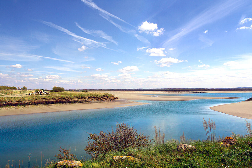 Ein Blick auf das blaue Meerwasser der Somme-Bucht, umgeben von goldenem Sand und grüner Vegetation. Picardie Frankreich Somme Bucht