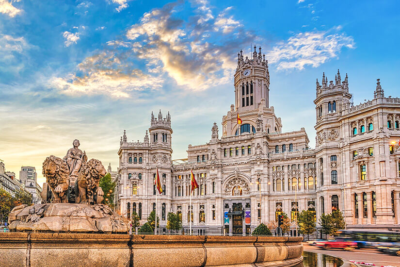 Bildbeschreibungen & Captions – Spanien Bild 1 – Peñíscola (Valencia) Beschreibung – Vorschlag A Die mittelalterliche Festungsstadt Peñíscola thront majestätisch über dem türkisblauen Mittelmeer, während die goldene Abendsonne die alte Steinkirche in warmes Licht taucht. Der geschwungene Sandstrand erstreckt sich bis zum modernen Stadtteil am Horizont. Ein Ort, an dem sich Geschichte und Mittelmeer-Idylle auf magische Weise verbinden. Caption: Wo das Mittelalter aufs Meer trifft – Peñíscola im goldenen Abendlicht ✨🌊 Beschreibung – Vorschlag B Hoch über den Dächern der Altstadt fällt der Blick auf eine perfekte Bucht mit kristallklarem Wasser, das in allen Türkistönen schimmert. Die wuchtige Kirchenmauer links erzählt von Jahrhunderten voller Geschichte, während sich rechts das moderne Strandleben entfaltet. Peñíscola ist Spaniens bestgehütetes Geheimnis an der Costa del Azahar. Caption: Festung, Strand und endloses Blau – willkommen in Peñíscola 🏰 Beschreibung – Vorschlag C Sonnenuntergang über Peñíscola: Die alte Festungskirche wacht still über die Küstenstadt, während das Mittelmeer sanft gegen den weiten Sandstrand schwappt. Terrakottadächer, Palmen und das glitzernde Wasser verschmelzen zu einem Postkartenmotiv, das man nie vergisst. Caption: Wenn die Sonne die Steine küsst – Peñíscola von oben 🌅 Bild 2 – Valladolid (Kavallerie-Akademie) Beschreibung – Vorschlag A Die prachtvolle Academia de Caballería erhebt sich wie ein Märchenschloss mitten in Valladolid, mit ihren neogotischen Türmen und der reich verzierten Fassade. Vor dem Gebäude plätschert ein großer Springbrunnen, dessen Wasserfontäne das Sonnenlicht einfängt. Eine Denkmalstatue vervollständigt diese Szene spanischer Grandezza. Caption: Valladolid zeigt, dass Kastilien mehr kann als nur Weite – nämlich pure Eleganz 🏛️ Beschreibung – Vorschlag B Neoklassizismus trifft auf Neogotik: Die Kavallerie-Akademie von Valladolid ist ein architektonisches Juwel, das mit seinen verspielten Türmchen und Bögen jeden Blick auf sich zieht. Das Spiegelbild im Wasser des Brunnens verdoppelt die Schönheit dieses Monuments. Valladolid beweist, dass Spaniens Herz nicht nur in Madrid schlägt. Caption: Vergessene Pracht im Herzen Kastiliens – Valladolids stille Majestät 👑 Beschreibung – Vorschlag C Unter einem dramatischen Wolkenhimmel thronen die Zwillingstürme der Kavallerie-Akademie über dem belebten Platz von Valladolid. Der Springbrunnen im Vordergrund sorgt für eine fast filmreife Atmosphäre. Ein Ort, der Geschichte atmet und trotzdem überraschend lebendig wirkt. Caption: Spaniens bestgehütetes architektonisches Geheimnis steht in Valladolid 🇪🇸 Bild 3 – Barcelona (Park Güell) Beschreibung – Vorschlag A Gaudís fantasievolles Mosaik-Universum im Park Güell explodiert in einem Feuerwerk aus Farben und Formen, während sich dahinter das endlose Häusermeer Barcelonas bis zum glitzernden Mittelmeer erstreckt. Die märchenhaften Pförtnerhäuschen mit ihren geschwungenen Dächern wirken wie aus einem Traum. Hier verschmelzen Kunst und Natur zu etwas völlig Einzigartigem. Caption: Gaudí hat nicht gebaut – er hat geträumt. Und Barcelona lebt diesen Traum. 🎨 Beschreibung – Vorschlag B Bunte Mosaikschlangen winden sich über die Brüstung, während die skurrilen Lebkuchenhäuser des Park Güell unter einem strahlend blauen Himmel leuchten. Barcelona breitet sich dahinter wie ein lebendiger Teppich aus – von den Dächern der Eixample bis zum Hafen. Gaudí hat hier einen Ort geschaffen, der Kinderaugen und Architekten gleichermaßen verzaubert. Caption: Willkommen in Gaudís Wunderland – wo jede Fliese eine Geschichte erzählt 🦎✨ Beschreibung – Vorschlag C Vom Park Güell aus offenbart sich Barcelona in seiner ganzen Pracht: ein Mosaik aus Dächern, Türmen und dem blauen Band des Meeres am Horizont. Im Vordergrund tanzen Gaudís berühmte Keramikarbeiten in Gelb, Blau und Orange um die Wette. Dieser Aussichtspunkt ist der Beweis, dass Architektur pures Glück sein kann. Caption: Barcelona von oben, durch Gaudís Kaleidoskop betrachtet 🌈 Bild 4 – Bilbao (Altstadt & Nervión) Beschreibung – Vorschlag A Der Nervión schlängelt sich ruhig durch das Herz von Bilbaos Altstadt, gesäumt von bunten Häuserfassaden, die sich im Wasser spiegeln. Eine elegante Bogenbrücke verbindet die beiden Ufer, während im Hintergrund der historische Mercado de la Ribera hervorlugt. Bilbao ist weit mehr als nur Guggenheim – es ist eine Stadt voller Seele. Caption: Bilbaos Altstadt: Wo bunte Fassaden am Fluss Geschichten flüstern 🌉 Beschreibung – Vorschlag B Warmes Sonnenlicht fällt auf die farbenfrohen Gebäude entlang des Nervión und verwandelt die Szene in ein impressionistisches Gemälde. Die alte Steinbrücke im Zentrum wirkt wie ein Bindeglied zwischen Vergangenheit und Gegenwart. In Bilbaos Casco Viejo findet man das authentische Baskenland – lebendig, bunt und unverfälscht. Caption: Vergiss das Museum – Bilbaos wahres Kunstwerk ist die Altstadt selbst 🎨🏘️ Beschreibung – Vorschlag C Bunte Häuserzeilen reihen sich wie Farbmuster aneinander und spiegeln sich sanft im ruhigen Flusswasser des Nervión. Über allem liegt die besondere Atmosphäre des Baskenlandes: bodenständig, lebendig und voller Überraschungen. Bilbao ist die Stadt, die sich neu erfunden hat, ohne ihre Wurzeln zu vergessen. Caption: Am Nervión entlang: Bilbaos farbenfrohe Seele entdecken 🇪🇸💛 Bild 5 – Gijón (Asturien) Beschreibung – Vorschlag A Aus der Vogelperspektive offenbart Gijón seine ganze Schönheit: ein kompakter Yachthafen, ein geschwungener Sandstrand und die roten Ziegeldächer der Altstadt, die sich an die Küste schmiegen. Grüne Parkanlagen rahmen die Stadt ein und erinnern daran, dass dies das grüne Spanien ist. Asturiens Küstenjuwel glänzt zwischen Atlantik und Wiesen. Caption: Gijón von oben – wo Asturiens grünes Herz auf den Atlantik trifft 💚🌊 Beschreibung – Vorschlag B Die Luftaufnahme zeigt Gijón als perfekte Symbiose aus Stadt, Hafen und Meer: Segelboote wiegen sich im geschützten Hafen, während der weite Strand Playa de San Lorenzo zum Baden einlädt. Die historische Altstadt Cimadevilla streckt sich wie eine Halbinsel ins Wasser. Ein Ort, der Nordspaniens rauen Charme verkörpert. Caption: Gijón: Nordspaniens unterschätztes Paradies zwischen Hafen und Strand ⚓🏖️ Beschreibung – Vorschlag C Terrakotta, Grün und tiefes Blau – Gijón aus der Luft ist ein Fest für die Augen. Der alte Fischerhafen erzählt von Tradition, die modernen Marinas von Aufbruch, und der endlose Strand verbindet beides. Willkommen an der asturischen Küste, wo Spanien plötzlich ganz anders aussieht. Caption: Wer Spanien nur von der Südküste kennt, hat Gijón noch nicht gesehen 🌬️ Bild 6 – Madrid (Palacio de Cibeles) Beschreibung – Vorschlag A Der Palacio de Cibeles erhebt sich wie eine Kathedrale der Macht über die Plaza de Cibeles, Madrids ikonischstem Platz. Die berühmte Löwenstatue der Göttin Kybele wacht im Vordergrund, während ein dramatischer Abendhimmel das weiße Gebäude in Gold und Silber taucht. Städte Spanien Madrid