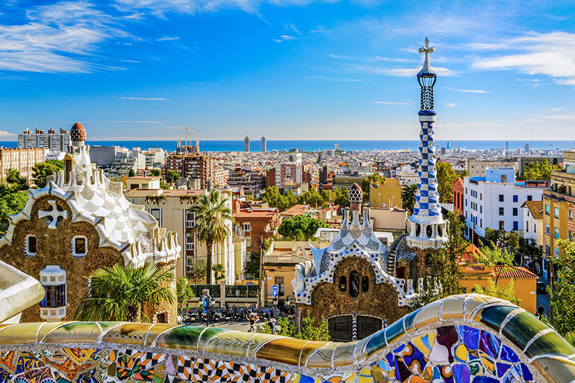 Gaudís fantasievolles Mosaik-Universum im Park Güell explodiert in einem Feuerwerk aus Farben und Formen, während sich dahinter das endlose Häusermeer Barcelonas bis zum glitzernden Mittelmeer erstreckt. Die märchenhaften Pförtnerhäuschen mit ihren geschwungenen Dächern wirken wie aus einem Traum. Hier verschmelzen Kunst und Natur zu etwas völlig Einzigartigem. Städte Spanien Barcelona