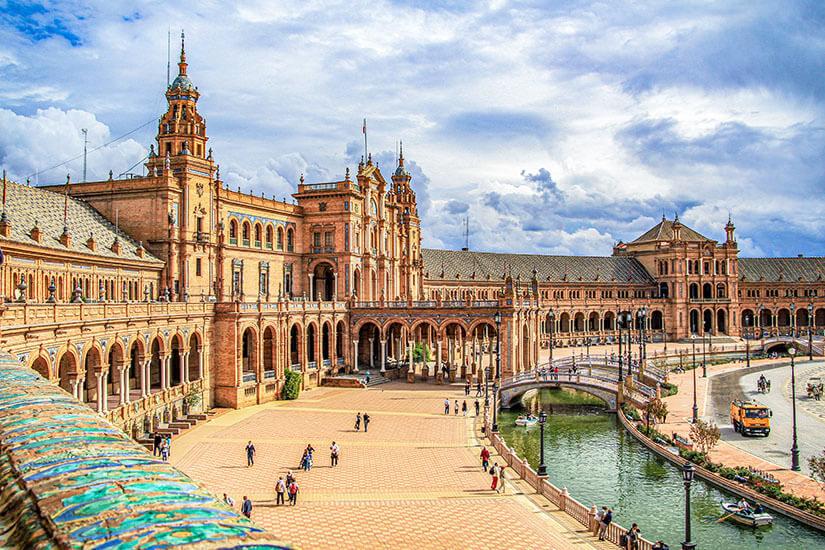 Backstein, Keramik und Wasser vereinen sich auf der Plaza de España zu einem Gesamtkunstwerk, das man so nirgendwo anders auf der Welt findet. Die geschwungene Fassade mit ihren Türmen spiegelt sich im ruhigen Kanalwasser, während Besucher über die kunstvollen Brücken schlendern. Dieser Platz ist Sevilla in Reinform: überschwänglich, farbenfroh und unwiderstehlich. Städte Spanien Sevilla