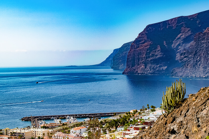 Die Acantilados de Los Gigantes vom Aussichspunkt Mirador Archipenque betrachtet. Puerto de Santiago Spanien Klippen