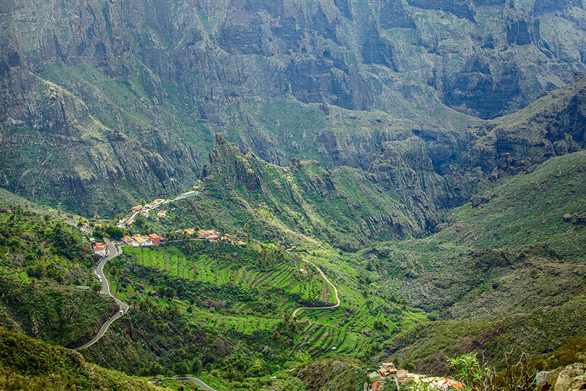 Das Dorf Masca thront inmitten der gleichnamigen grünen Schlucht. Puerto de Santiago Spanien Schlucht
