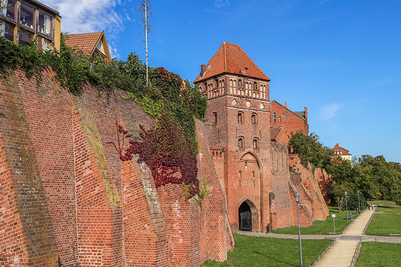 Die Burg Tangermünde mit ihrer roten Mauer. Tangermuende Deutschland Burg