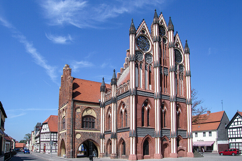 Das gotische Rathaus thront auf dem Marktplatz in Tangermünde. Tangermuende Deutschland Rathaus