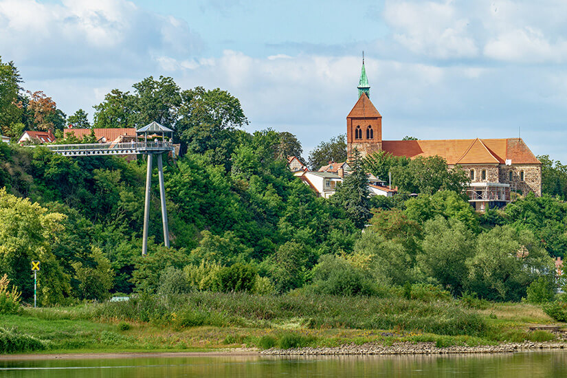 Die Stadt Arneburg vom Fluss Elbe aus betrachtet. Tangermuende Deutschland Kanufahrt