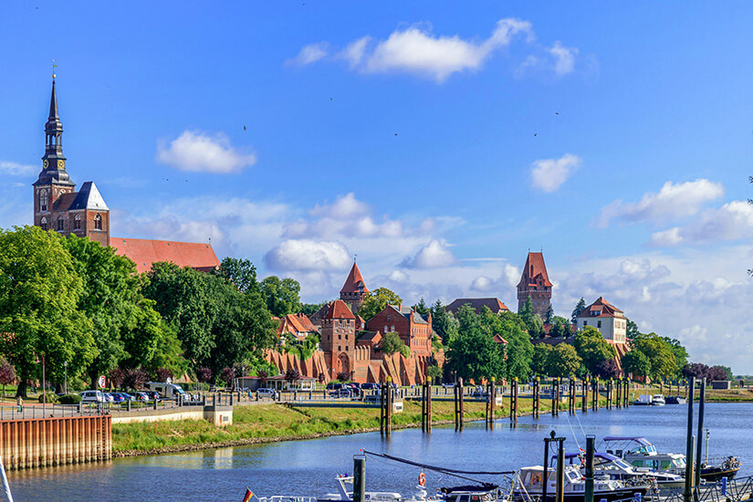 Ein Blick auf Tangermündes Altstadt vom Hafen aus. Tangermuende Deutschland Wetter