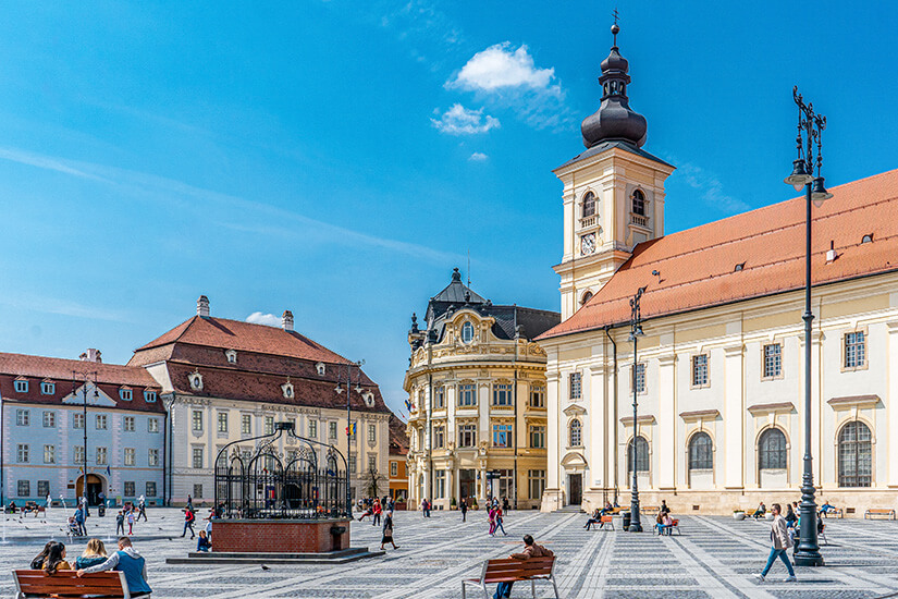 Ein Platz vor einer Kirche in der Stadt Sighișoara, auf Deutsch Schäßburg. Sighisoara Rumanien Willkommen