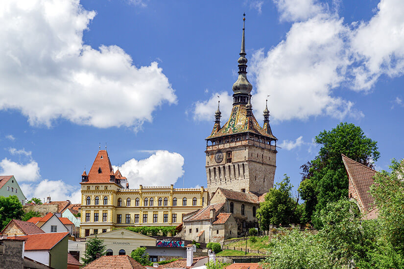 Der Stundturm von Sighișoara ragt über die Dächer der Altstadt hinaus. Sighisoara Rumanien Stundturm
