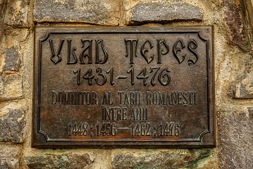 Eine Plakette mit der Inschrift "Vlad Tepes" ist am Geburtshaus des gleichnamigen Pfählers angebracht. Sighișoaras Rumaenien Dracula