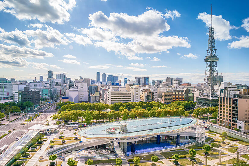 Die Skyline von Nagoya mit dem futuristischen Oasis 21 im Vordergrund und dem Fernsehturm im Hintergrund. Die grüne Parkanlage bildet einen reizvollen Gegenpol zur urbanen Architektur ringsum. Städte Japan Nagoya