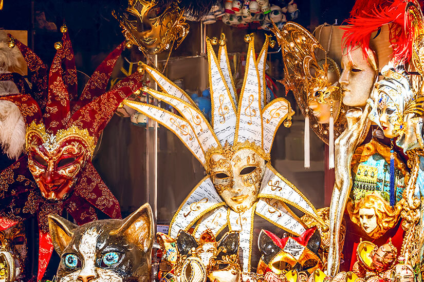 Die opulenten Masken, darunter klassische Harlekin- und Katzenmotive, sind typische Souvenirs und Kunsthandwerksprodukte des Karnevals von Kotor. Montenegro Souvenirs Karnevalsmasken