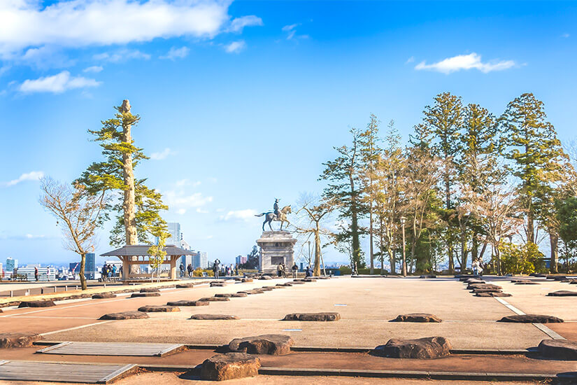 Die weitläufige Burganlage von Aoba-jō thront auf einem Hügel über Sendai und bietet einen beeindruckenden Blick auf die Stadt. Im Zentrum steht die berühmte Reiterstatue von Date Masamune, dem Gründer Sendais. Die steinernen Fundamente und der offene Platz zeugen von der einstigen Größe dieser historischen Burg in Miyagi. Sendai Japan Aoba