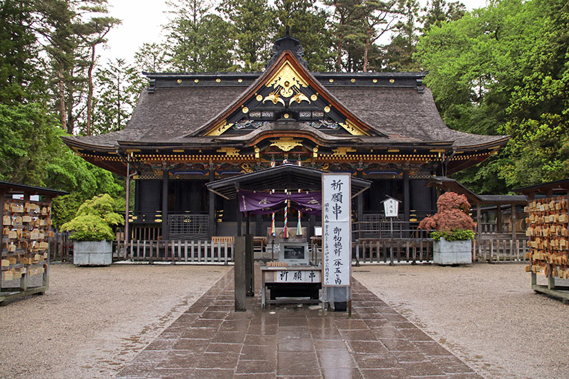 Der prachtvoll verzierte Ōsaki Hachimangū Schrein beeindruckt mit seinen goldenen Ornamenten und der traditionellen japanischen Architektur. Der Schrein ist von hohen Kiefern umgeben und strahlt eine ruhige, ehrwürdige Atmosphäre aus. Er gehört zu den wichtigsten kulturellen Sehenswürdigkeiten Sendais und ist als Nationalschatz Japans eingestuft. Sendai Japan Shinto
