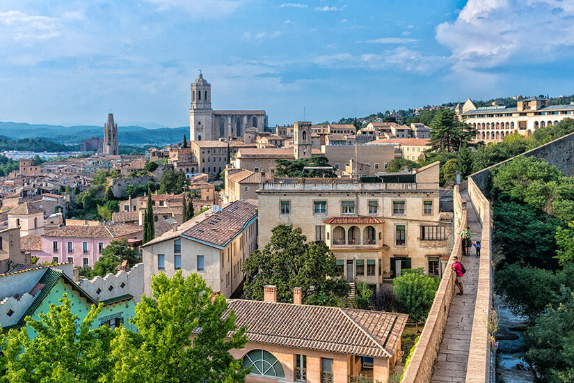 Die Altstadt der Stadt Girona mit hellen roten Dächern und einer Kirche ist zu sehen. Begur Spanien Girona