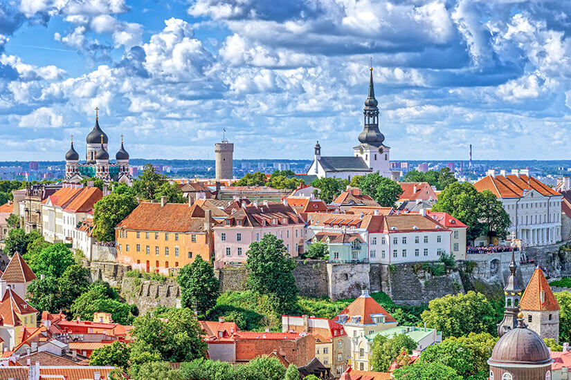 Tallinn von oben: Zwiebeltürme, pastellfarbene Fassaden und alte Wehrmauern – die mittelalterliche Altstadt ist ein Traum. Während Südeuropa im Sommer glüht, bleibt es hier angenehm frisch. Einer der schönsten Coolcation-Geheimtipps im Baltikum. Coolcation Europa Estland