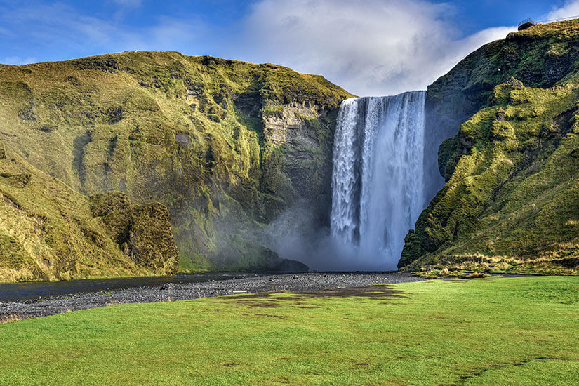 Der Skógafoss ist einer der bekanntesten Wasserfälle Islands und stürzt aus 60 Metern Höhe in die Tiefe – umgeben von moosgrünen Hängen. Island gilt als ultimatives Coolcation-Reiseziel für alle, die der Sommerhitze komplett entfliehen möchten. Selbst im Juli bewegen sich die Temperaturen zwischen 10 und 15 °C. Coolcation Europa Island