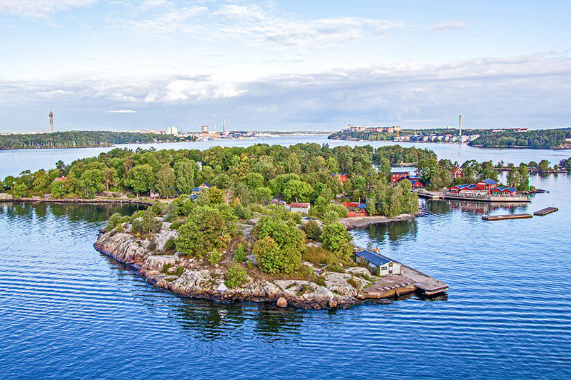 Die Schärenwelt vor Stockholm mit ihren kleinen Felsinseln und roten Holzhäusern ist Schweden von seiner schönsten Seite. Als Coolcation-Reiseziel überzeugt Schweden mit frischen Meeresbrisen und Sommertemperaturen, die selten über 22 °C steigen. Inselhopping, Kajak und Mittsommernächte – hier erlebt man den perfekten kühlen Sommer. Coolcation Europa Schweden