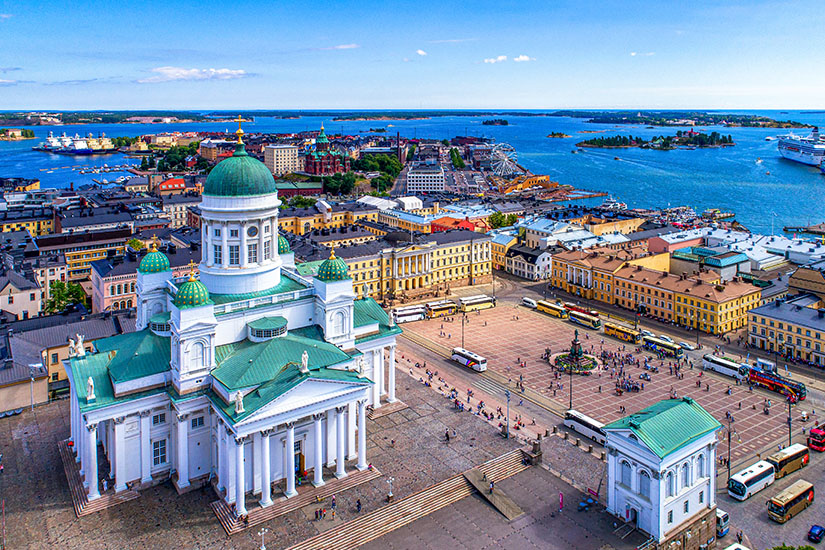 Die finnische Hauptstadt Helsinki besticht mit dem imposanten Dom am Senatsplatz und ihrem maritimen Flair direkt am Meer. Helsinki zählt zu den beliebtesten Coolcation-Reisezielen Skandinaviens und überzeugt mit langen, hellen Sommertagen bei angenehm frischen Temperaturen. Design, Natur und nordische Gelassenheit vereinen sich hier. Coolcation Europa Finnland