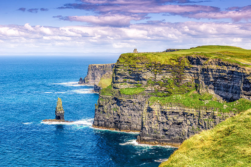 Die Cliffs of Moher an der irischen Westküste ragen bis zu 214 Meter über den tosenden Atlantik und gehören zu den beeindruckendsten Naturwundern Europas. Irland ist ein Paradebeispiel für den Coolcation-Trend – selbst im Hochsommer liegen die Temperaturen selten über 18 °C. Wind, Weite und wilde Küste sorgen für unvergessliche Momente. Coolcation Europa Irland