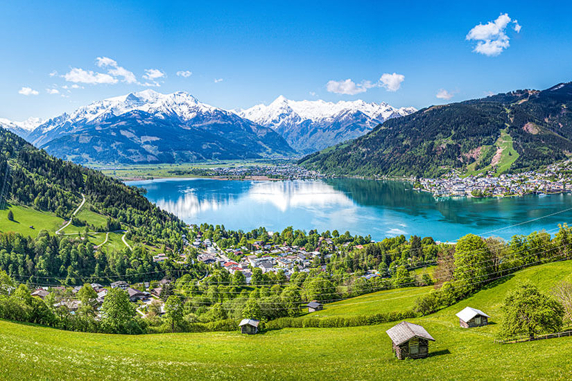 Der Blick auf den Zeller See mit dem imposanten Alpenpanorama im Hintergrund ist ein Klassiker unter den Coolcation-Reisezielen in Österreich. Satte Almwiesen, kristallklares Wasser und schneebedeckte Gipfel – hier findet man auch im Sommer erfrischende Kühle. Perfekt für alle, die nicht weit reisen möchten und trotzdem dem Hitzestress entfliehen wollen. Coolcation Europa Oesterreich