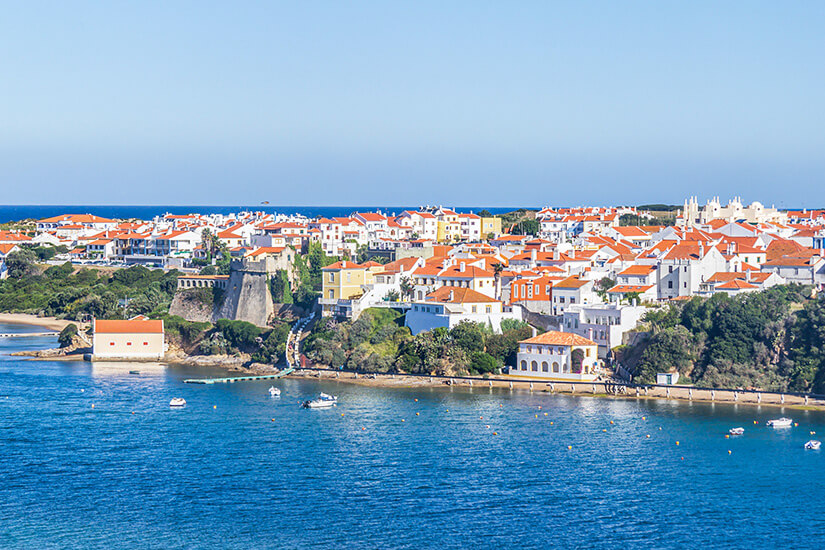 Die Stadt Milfontes mit ihren weißen Häusern und roten Dächern am Fluss und am Atlantik zugleich. Fischerweg Portugal Milfontes