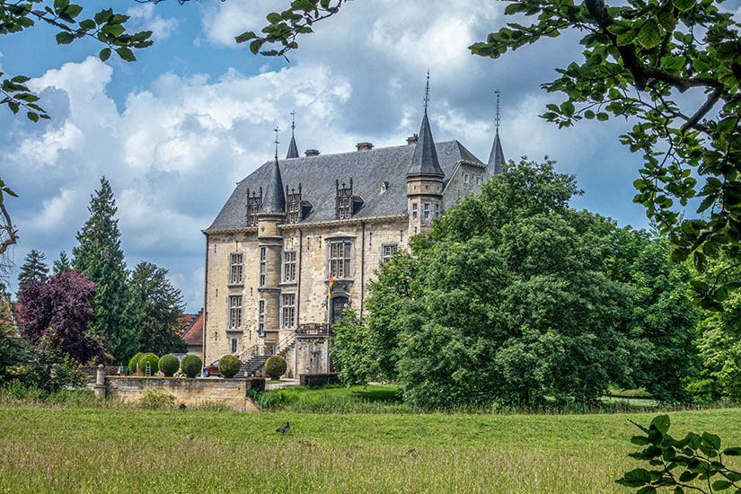 Das Kasteel Schaloen liegt malerisch in eine grüne Landschaft eingebettet. Valkenburg Niederlande Kasteel