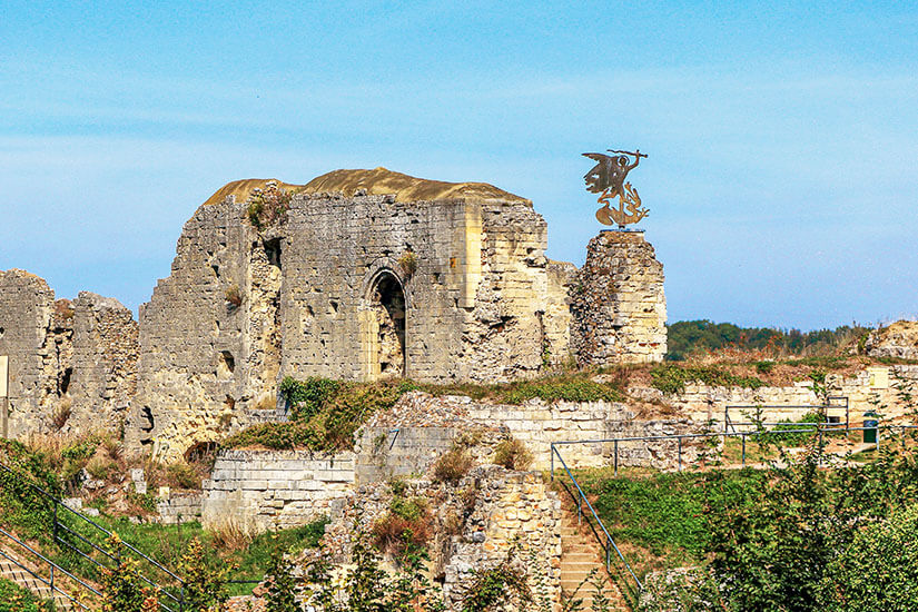 Eine Burgruine aus hellem Stein ist zusehen. Die Steine sind zum Teil grün bewachsen. Valkenburg Niederlande Ruine