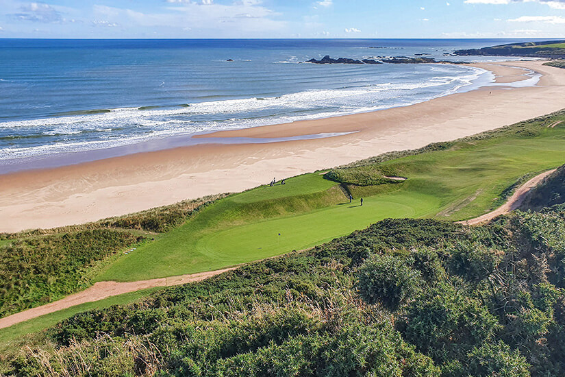 Ein dramatischer Links-Kurs schmiegt sich an die Küste, wo ein schmales Green direkt über einem breiten Sandstrand thront. Die raue Brandung des Atlantiks und die wilden Dünenlandschaften rahmen das Spielfeld ein. Hier spürt man bei jedem Schlag die Ursprünge des Golfsports. Golfdestinationen weltweit Schottland