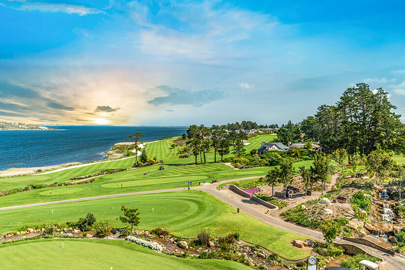 Ein atemberaubender Küstenplatz erstreckt sich entlang der Klippen mit Blick auf den Ozean, während die Abendsonne das gesamte Panorama in goldenes Licht taucht. Zwischen Felsen und üppiger Vegetation schlängeln sich die Bahnen hinunter zum Meer. Hier wird jeder Abschlag zur Momentaufnahme. Golfdestinationen weltweit Südafrika