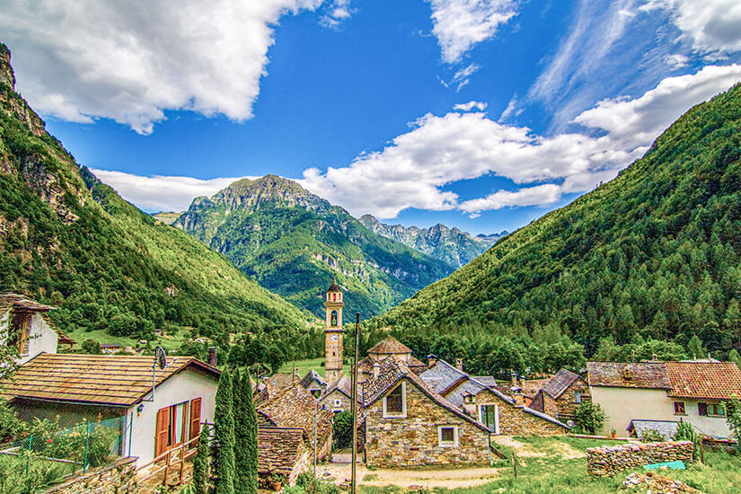 Sonogno liegt am Ende des Verzascatals und markiert den Ausgangspunkt für einige der schönsten Wanderungen im Tessin, darunter die Wanderung zum Wasserfall Froda. Das charmante Bergdorf mit seinen typischen Steinhäusern und dem markanten Kirchturm ist umgeben von eindrucksvollen Alpengipfeln. Sonogno ist der ideale Startpunkt für Aktivitäten wie Wandern, Baden und das Erkunden der Natur im Val Verzasca. Verzascatal Schweiz Sonogno