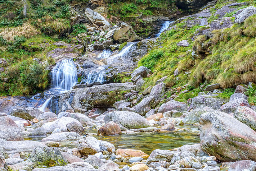 Die zahlreichen Wasserfälle gehören zu den faszinierendsten Naturschauspielen im Verzascatal und sind ein Highlight für jede Wanderung. Über moosbedeckte Felsen stürzt das Wasser in natürliche Becken, die zum Verweilen einladen. Besonders die Wanderung zum Wasserfall bei Sonogno zählt zu den schönsten Wanderungen in der Schweiz und verbindet Wandern und Baden auf eindrucksvolle Weise. Verzascatal Schweiz Wasserfall