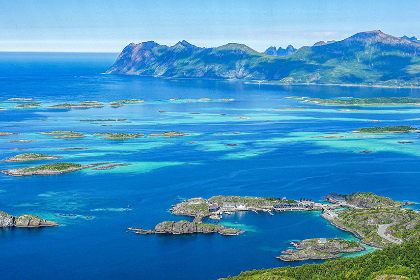 Vom Sukkertoppen auf Senja eröffnet sich ein atemberaubender Panoramablick über ein Meer aus kleinen Inseln, Schären und schimmerndem türkisblauem Wasser. Die Aussicht reicht bis zu den fernen Berggipfeln am Horizont und zeigt die unglaubliche Weite der norwegischen Küstenlandschaft. Der Aufstieg zum Sukkertoppen gehört zu den beliebtesten Senja Wanderungen und wird mit einem der schönsten Ausblicke Nordnorwegens belohnt. Senja Norwegen Sukkertoppen
