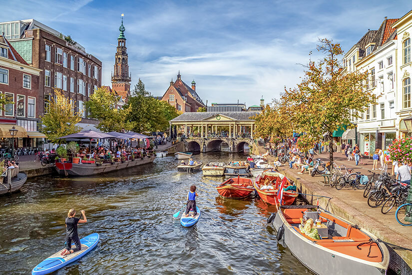 Die nahegelegene Universitätsstadt Leiden ist der ideale Ausflugstipp von Katwijk aan Zee aus und besticht durch ihre malerischen Grachten und historischen Giebelhäuser. Auf dem Kanal tummeln sich Paddelboote, Stand-up-Paddler und kleine Boote, während das Ufer mit Cafés und Restaurants zum Verweilen einlädt. Die charmante Altstadt mit dem historischen Korenbeursbrug gilt als einer der schönsten Geheimtipps in dieser Region der Niederlande. Katwijk aan Zee Niederlande Leiden