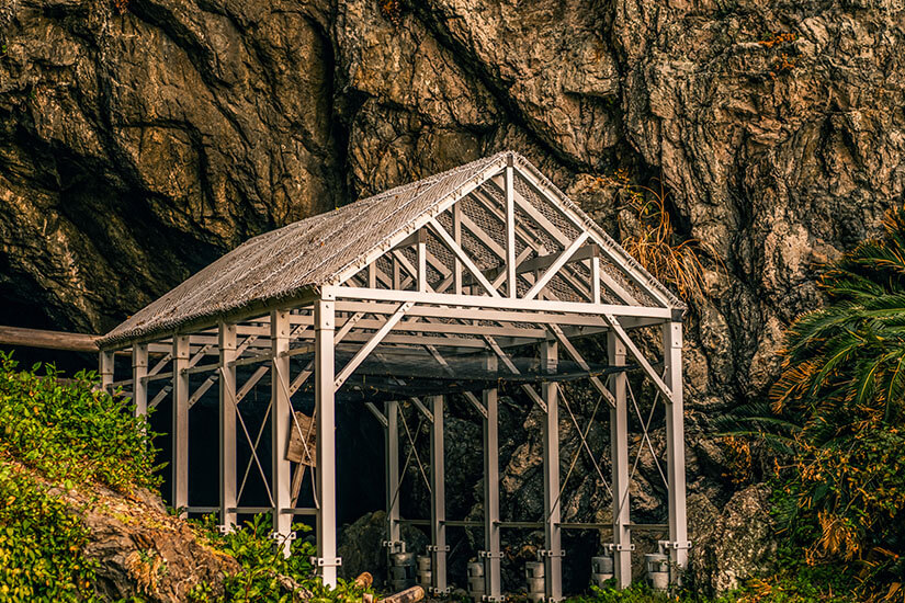 An der Küste von Muroto erinnert diese traditionelle Holzkonstruktion an die jahrhundertealte Salzgewinnung der Region. Eingebettet in eine markante Felswand zeugt sie von der engen Verbindung zwischen Mensch und Natur an Kōchis Südküste. Das historische Bauwerk ist ein faszinierender Einblick in das traditionelle Handwerk Japans. Kochi Japan Muroto