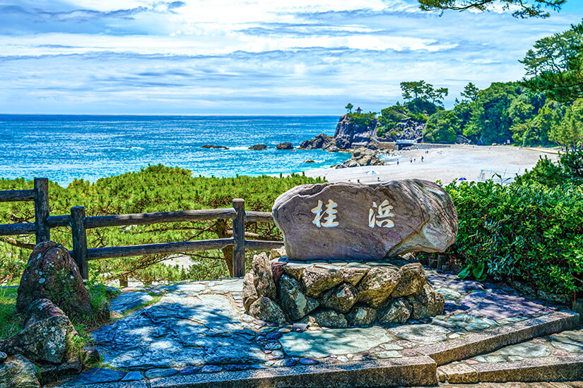 Der Strand Katsurahama gilt als einer der schönsten Küstenabschnitte der Präfektur Kōchi und ist berühmt für seinen geschwungenen Bogen aus farbigen Kieselsteinen. Der mit Schriftzeichen gravierte Gedenkstein heißt die Besucher an diesem traditionsreichen Ort willkommen. Umrahmt von Kiefern und mit Blick auf den weiten Pazifik bietet der Strand eine besonders malerische Kulisse. Kochi Japan Katsurahama
