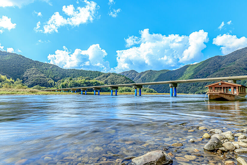 Der Shimanto gilt als der letzte klare Fluss Japans und schlängelt sich durch die unberührte Berglandschaft Kōchis. Charakteristisch sind die niedrigen Brücken ohne Geländer, die bei Hochwasser einfach überflutet werden und das Flusssystem schützen. Das kristallklare Wasser und die idyllische Umgebung machen den Fluss zu einem beliebten Naturparadies. Kochi Japan Shimanto