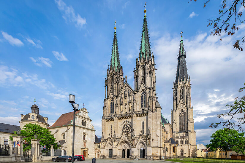 Der gotische St.-Wenzels-Dom (Dóm svatého Václava) mit seinen drei markanten Türmen ist eines der bedeutendsten Wahrzeichen von Olomouc. Der höchste Turm misst mehr als 100 Meter und macht den Dom damit zu einem der höchsten Kirchenbauten Tschechiens. Die im 12. Jahrhundert gegründete Kathedrale wurde im 19. Jahrhundert neogotisch umgestaltet und gehört zum Erzbischöflichen Palais-Komplex. Olomouc Tschechien Kirche