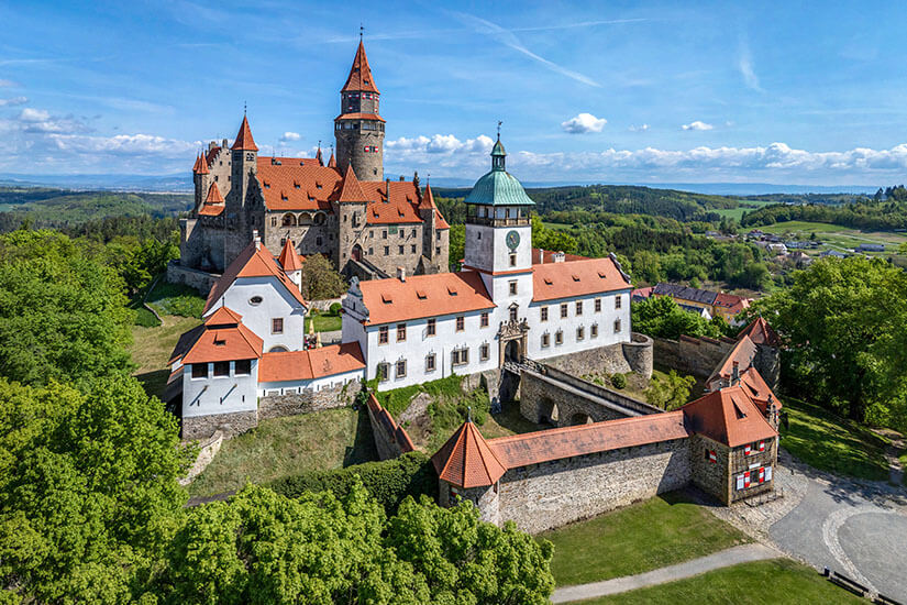 Die märchenhafte Burg Bouzov liegt etwa 30 Kilometer nordwestlich von Olomouc und gehört zu den meistbesuchten Burgen Tschechiens. Ursprünglich im 14. Jahrhundert erbaut, erhielt sie ihr neugotisches Erscheinungsbild unter Erzherzog Eugen von Habsburg. Sie diente bereits als Kulisse für zahlreiche Märchenfilme. Olomouc Tschechien Burg